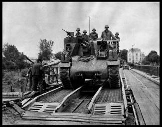 Un canon automoteur M7 Priest armé d'un canon de 105 mm franchit l'Aisne le 30 août 1944 Un canon automoteur M7 Priest armé d'un canon de 105 mm franchit l'Aisne le 30 août 1944