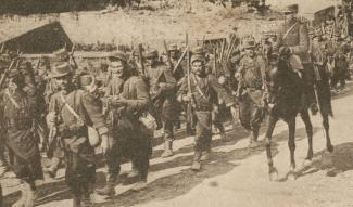 Colonne de soldats français en marche en août 1914 en Picardie ©Coll.dép. Aisne