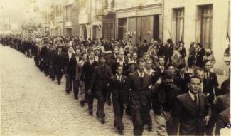 Défilé de la victoire des groupes de résistants dans une rue de Chauny le 3 septembre 1944 ©Arch. dép. Aisne 2 Fi 522 Défilé de la victoire des groupes de résistants dans une rue de Chauny le 3 septembre 1944 ©Arch. dép. Aisne 2 Fi 522