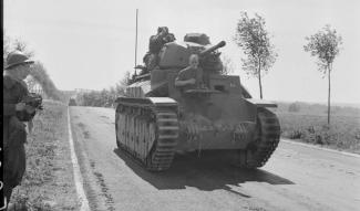 Char D2 de la 345e CACC sur la route nationale n°2 en route vers le Laonnois, le 16 mai 1940 ©Photographe inconnu/SCA/ECPAD/Défense/2ARMEE 91 B1089 Char D2 de la 345e CACC sur la route nationale n°2 en route vers le Laonnois, le 16 mai 1940 ©Photographe inconnu/SCA/ECPAD/Défense/2ARMEE 91 B1089