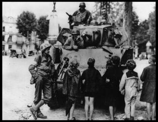 Char M3 Stuart sur la place Fernand Marquigny à Soissons Char M3 Stuart sur la place Fernand Marquigny à Soissons