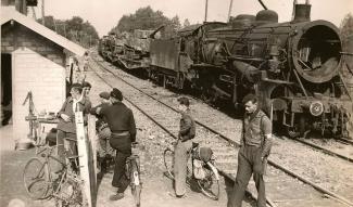 Le train allemand détruit en gare de Braine et les FFI qui montent la garde