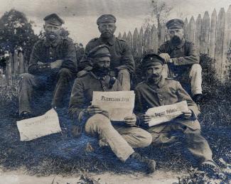 Soldats danois posant avec des journaux danois ©https://denstorekrig1914-1918.dk Soldats danois posant avec des journaux danois ©https://denstorekrig1914-1918.dk
