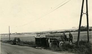 Charrette renversée sur la route de Guise à Hirson, mai 1940 ©Arch. dép. Aisne 2 Fi 351 Charrette renversée sur la route de Guise à Hirson, mai 1940 ©Arch. dép. Aisne 2 Fi 351