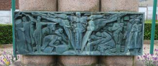 Bas-relief en bronze sur les parachutages 