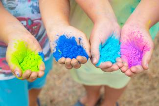 Mains d'enfants avec couleurs pour le color run