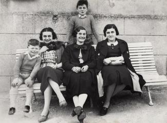 Zélie Weil et ses enfants (sur le banc) ©L'Est républicain Zélie Weil et ses enfants (sur le banc) ©L'Est républicain