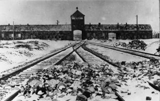 L'entrée du camp d'Auschwitz II Birkenau ©Bundesarchiv B 285 Bild-04413 L'entrée du camp d'Auschwitz II Birkenau ©Bundesarchiv B 285 Bild-04413