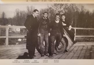 H. Charpentier, Ch. Liverneaux, R. Differdange, V. Muteau et M. Mathieu sur le pont du canal à Neufchâtel-sur-Aisne H. Charpentier, Ch. Liverneaux, R. Differdange, V. Muteau et M. Mathieu sur le pont du canal à Neufchâtel-sur-Aisne
