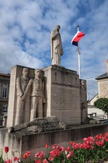 Le monument à la mémoire des morts du groupe de résistance de Neufchâtel-sur-Aisne
