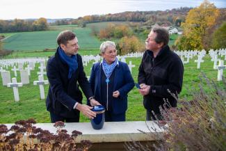 Prélèvement de la terre de la nécropole de Craonnelle sur le Chemin des Dames