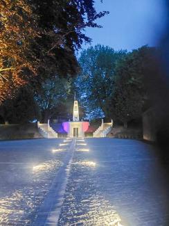 Le monument aux morts mis en valeur par un nouvel éclairage nocturne ©USEDA