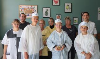Les élèves et agents du collège participants à l'atelier du chef Vannier