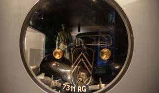 Automobile Citroën et uniforme d’époque présentés dans le parcours permanent du Musée de la Résistance et de la Déportation de l’Aisne