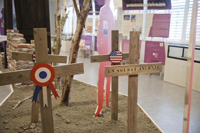 Tombe et cocarde expo reconstruction