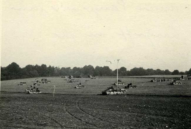 Groupe de chars et véhicules de la 6e panzerdivision à l’arrêt dans un champ avant de reprendre leur progression, mai 1940.