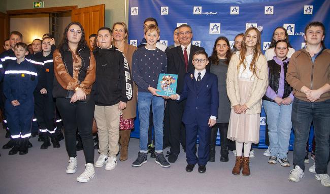 Les jeunes de l'Aisne autour du Président Fricoteaux