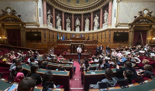 Classe de CM1 et CM2 visite au Sénat dans l'Hémicycle Classe de CM1 et CM2 visite au Sénat dans l'Hémicycle