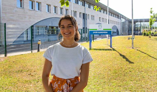 Capucine Pesenti devant le lycée Européen Capucine Pesenti devant le lycée Européen
