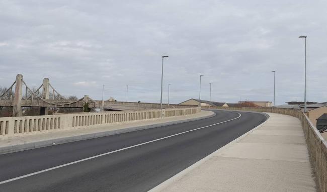 La première phase des travaux d’avril à octobre 2022 a permis la réfection des superstructures et de l’étanchéité de l’ouvrage avec la reconstruction de la chaussée, des trottoirs et création d’une piste cyclable.