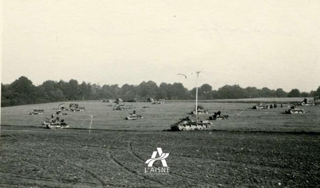 Groupe de chars et véhicules de la 6e panzerdivision à l’arrêt dans un champ avant de reprendre leur progression, mai 1940 ©Arch. dép. Aisne, 2 Fi 577 Groupe de chars et véhicules de la 6e panzerdivision à l’arrêt dans un champ avant de reprendre leur progression, mai 1940 ©Arch. dép. Aisne, 2 Fi 577