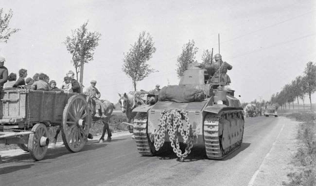 Char D2 de la 345e CACC en route vers le Laonnois croisant des réfugiés sur la route nationale n°2, le 16 mai 1940. ©Photographe inconnu/SCA/ECPAD/Défense/2ARMEE 91 B1085 Char D2 de la 345e CACC en route vers le Laonnois croisant des réfugiés sur la route nationale n°2, le 16 mai 1940. ©Photographe inconnu/SCA/ECPAD/Défense/2ARMEE 91 B1085