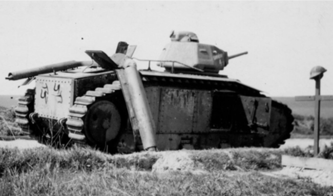 Le char B1 bis n°399 « Sampiero Corso » du 46e BCC détruit. ©Coll. part. Le char B1 bis n°399 « Sampiero Corso » du 46e BCC détruit. ©Coll. part.