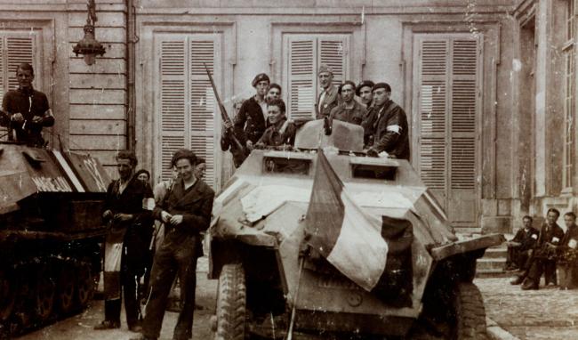 Soissons le 30 août 1944, cour de l'hôtel de ville ©Archives du Musée de la Résistance et de la Déportation de Tergnier Soissons le 30 août 1944, cour de l'hôtel de ville ©Archives du Musée de la Résistance et de la Déportation de Tergnier