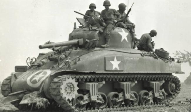 Char Sherman de la 7th Armored Division lors de la Libération en 1944 ©NARA Char Sherman de la 7th Armored Division lors de la Libération en 1944 ©NARA