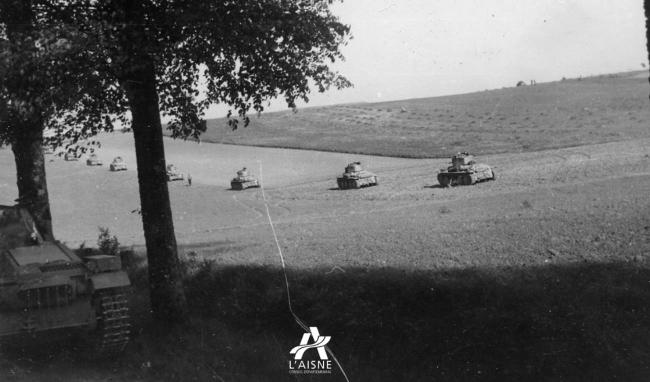 Colonne de chars de la 8e PzD dans l’Aisne en mai 1940. ©Arch. dép. de l’Aisne, 2 Fi 19 Colonne de chars de la 8e PzD dans l’Aisne en mai 1940. ©Arch. dép. de l’Aisne, 2 Fi 19