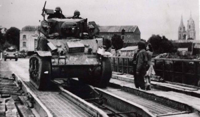 Un char M3 Stuart franchit le pont Gambetta à Soissons Un char M3 Stuart franchit le pont Gambetta à Soissons