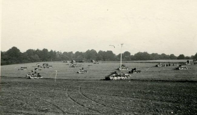 Groupe de chars et véhicules de la 6e panzerdivision à l’arrêt dans un champ avant de reprendre leur progression, mai 1940 ©Arch. dép. de l’Aisne, 2 Fi 577