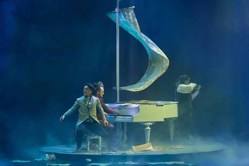 1. VISUEL PRINCIPAL Les Virtuoses - En pleine tempête - Bateau fumée (c) STEPHANE AUDRAN