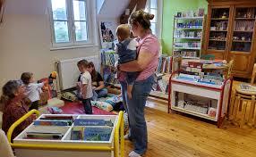 Image bébé bouquine