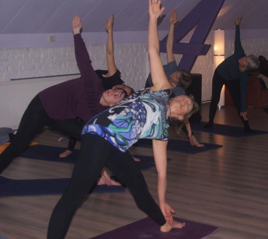 Yoga dans la salle 3 rd