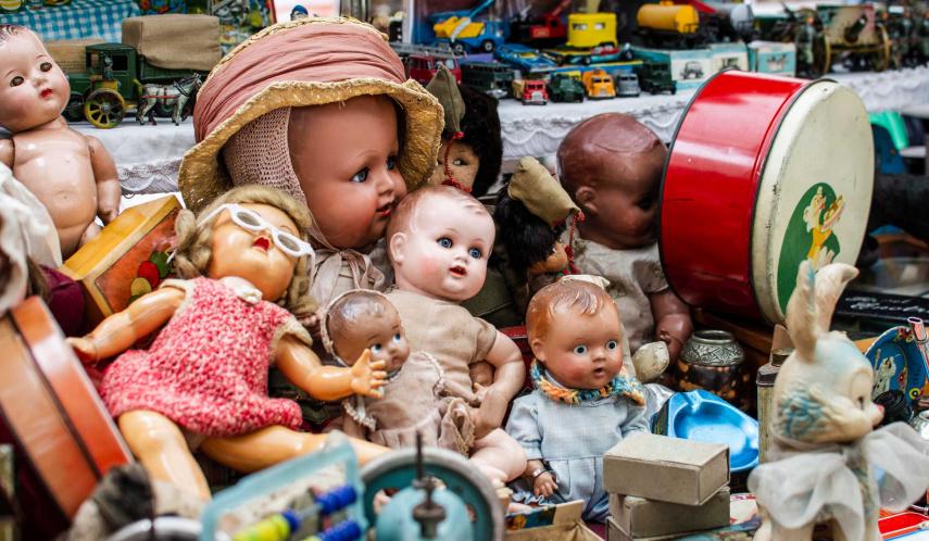antiques-market-objects-assortment-2