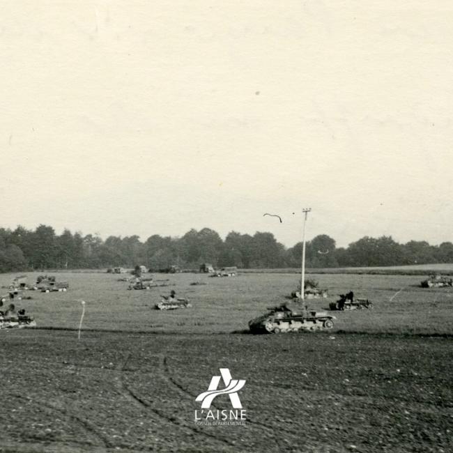 Groupe de chars et véhicules de la 6e panzerdivision à l’arrêt dans un champ avant de reprendre leur progression, mai 1940. © Arch. dép. Aisne, 2 Fi 577