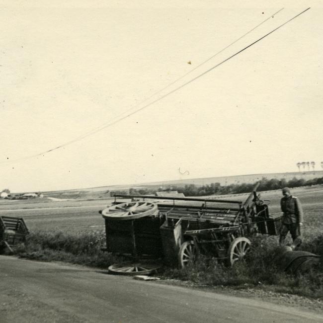 Charrette renversée sur la route de Guise à Hirson, mai 1940 © Arch. dép. Aisne 2 Fi 351