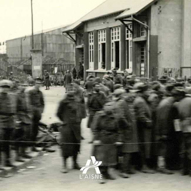 Groupe de prisonniers de guerre français à Hirson en mai 1940. © Arch. dép. Aisne 2 Fi 1021