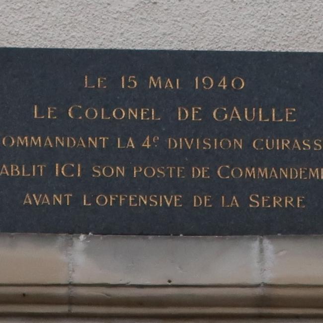 Plaque commémorative indiquant la maison de Bruyères-et-Montbérault où le colonel de Gaulle installa son PC. ©CD02