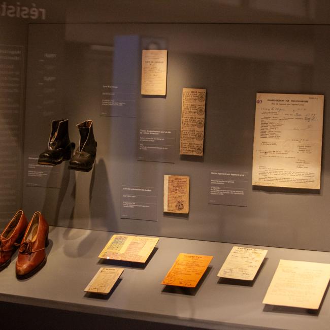 Vitrine au musee de la resistance et de la deportation